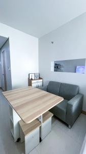 A Simple Yet Cozy Studio