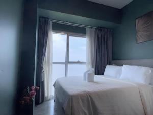 Luxurious Modern 2 Bedrooms Perfect Seaviews, Near Okada, Solaire, Airports, MOA with Free Parking