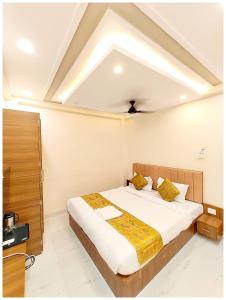 HOTEL BNK GRAND Near Goḏawalia Chauraha - 100 Meter From Baba Vishwanath Temple & Ganga Arti Ghat ! Wi-Fi #Lift #Hygiene & Spacious Room - BEST HOTEL IN VARANASI