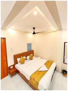 HOTEL BNK GRAND Near Goḏawalia Chauraha - 100 Meter From Baba Vishwanath Temple & Ganga Arti Ghat ! Wi-Fi #Lift #Hygiene & Spacious Room - BEST HOTEL IN VARANASI
