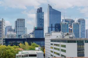 Unique 2 Bedroom Apartment with Air Conditioning in Warsaw by Noclegi Renters