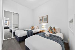 Skyline & Harbour Views-Top Floor