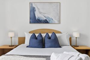 Skyline & Harbour Views-Top Floor