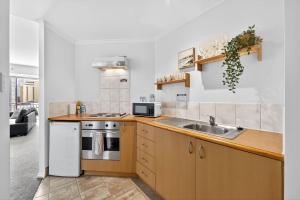 Skyline & Harbour Views-Top Floor