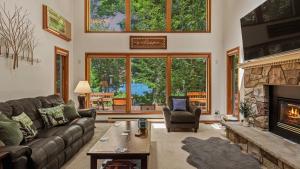 Tranquil Waterside by AvantStay Lakefront Dock Game Room Views