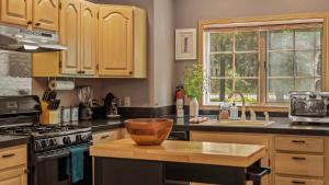 Tranquil Waterside by AvantStay Lakefront Dock Game Room Views