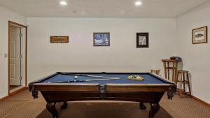 Tranquil Waterside by AvantStay Lakefront Dock Game Room Views