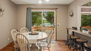 Tranquil Waterside by AvantStay Lakefront Dock Game Room Views