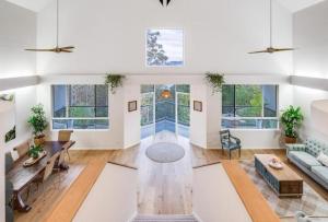 6 Bedroom Oasis in Burleigh Heads