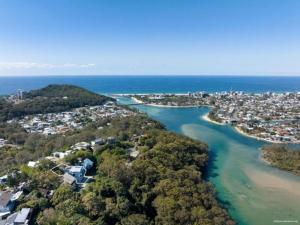 6 Bedroom Oasis in Burleigh Heads