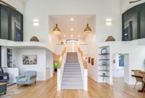 6 Bedroom Oasis in Burleigh Heads