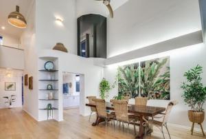 6 Bedroom Oasis in Burleigh Heads