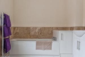 Town Centre Apartment Perfect Location with on-street parking