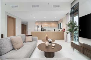 Elegant 3BR & City Skyline View Azizi Greenfield