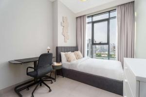 Elegant 3BR & City Skyline View Azizi Greenfield