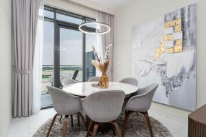 Elegant 3BR & City Skyline View Azizi Greenfield