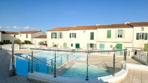 Jolie maison à étage en résidence avec piscine