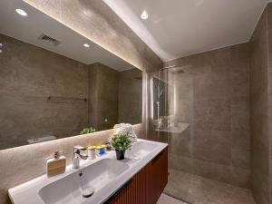 Beautiful brand new Beach Condo w Picuzzi