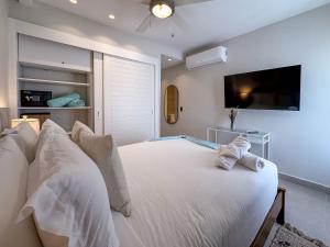 Beautiful brand new Beach Condo w Picuzzi