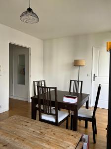 Logement proche centre daffaires calme et terrasse