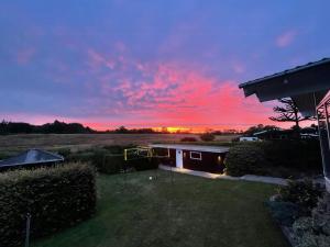 Sommerhus Med Udsigt Til Solnedgang Ved Hvidbjerg