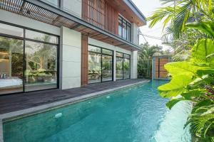 Tropical Elegance 5br Canggu Villa Near Beach