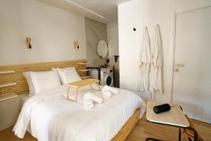 Wake up in white - Private Jacuzzi & cotton comfort