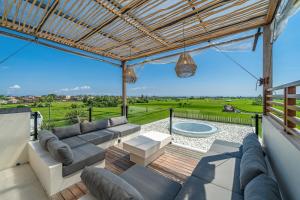 Villa Lumira - Breathtaking 4BR with Water Slide & Rice Field Views