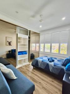 Large Coastal Home in the Heart of the Entrance! Sleeps 18