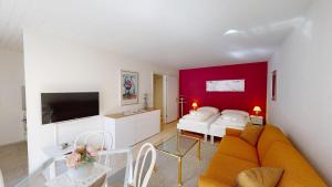 Apartment Skyline 204