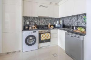 Frank Porter - Aykon City Tower C