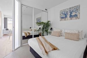 Cozy 2BR Retreat Steps from Melbourne Central