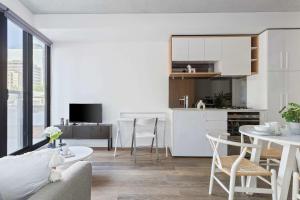 Cozy 2BR Retreat Steps from Melbourne Central