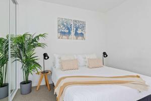 Cozy 2BR Retreat Steps from Melbourne Central
