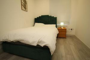 AMD Hotel Modern Comfort in the Heart of Sutton SM1