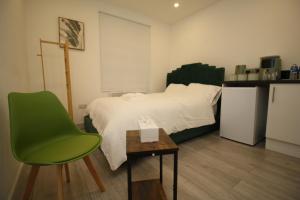 AMD Hotel Modern Comfort in the Heart of Sutton SM1