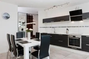 Riverside Apartment with Balcony by Noclegi Renters - Movenhaker