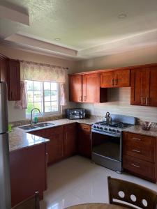 Cozy Retreat in Gated Portmore Country Club