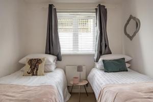 2-Bed Apartment Sleeps 4 with Garden