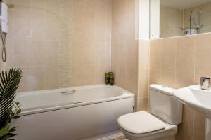 2-Bed Apartment Sleeps 4 with Garden