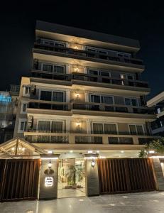 FlxHo Horizon ONE - Luxury Hotel & Residences Golf Course Road, 2 Min from 42-43 Metro Station