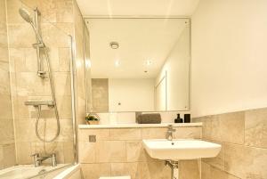 Relax in Style at our Cosy & Modern 2-Bed Flat