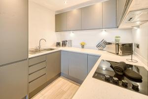 Relax in Style at our Cosy & Modern 2-Bed Flat