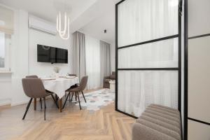 Pastel Apartment Andersa in Warsaw with Air Conditioning by Noclegi Renters