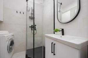 Pastel Apartment Andersa in Warsaw with Air Conditioning by Noclegi Renters