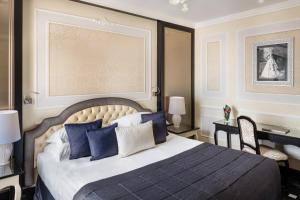 Junior Suite room in Baglioni Hotel Regina - The Leading Hotels of the World