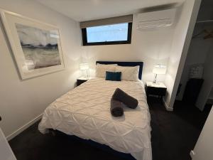 Midnight Luxe 2BR 2Bath Apartment 507 in the heart of Braddon L5 Views Pool Sauna Gym Wifi