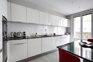 Arc de Triomphe & Théâtre Marigny - Paris Vacation Rentals