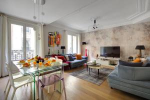 Arc de Triomphe & Théâtre Marigny - Paris Vacation Rentals