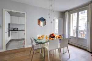 Arc de Triomphe & Théâtre Marigny - Paris Vacation Rentals